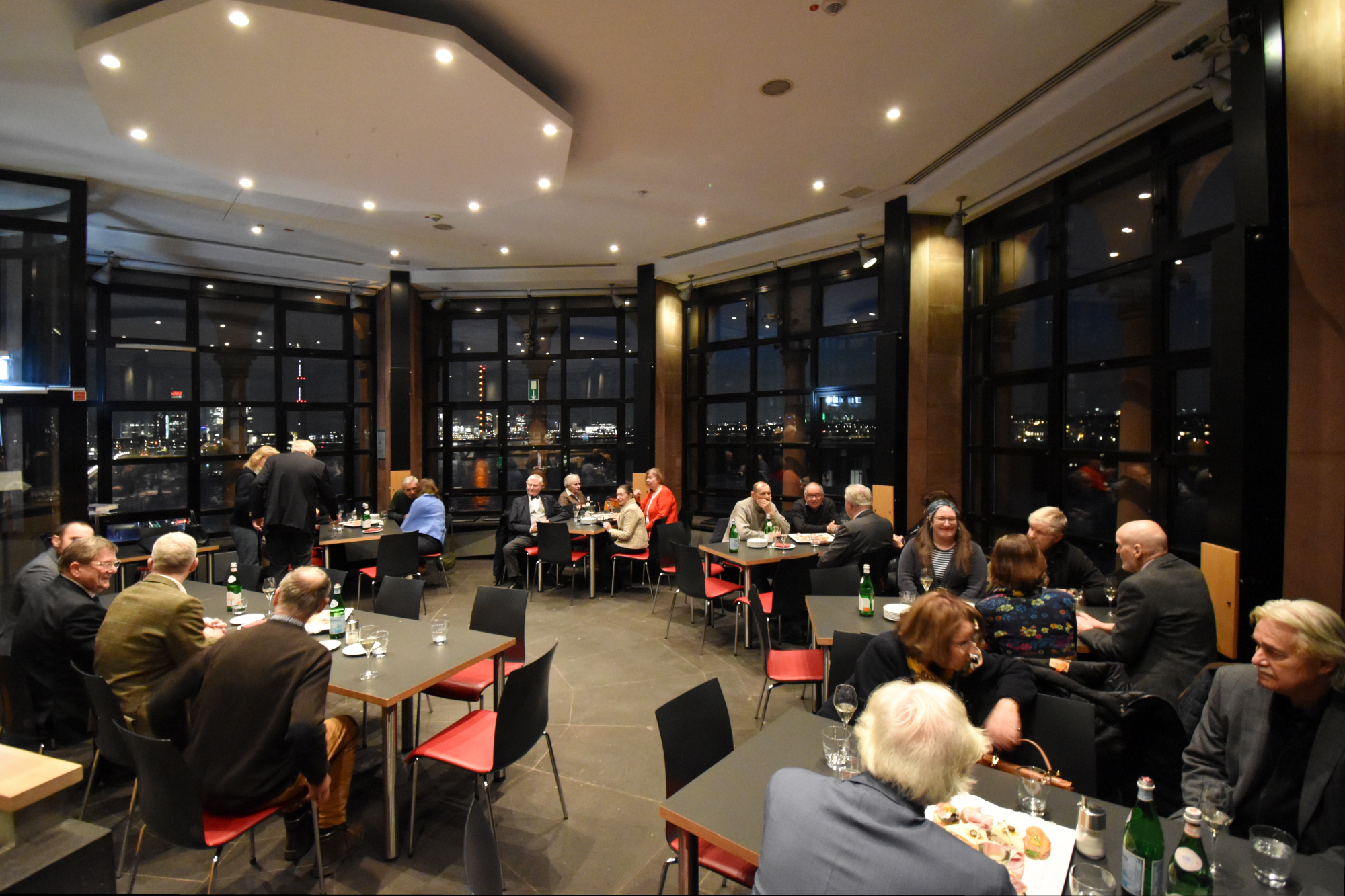 Angeregte Gespräche im Aussichtsgeschoss des Schlossturms